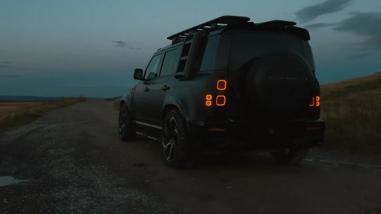 Land Rover Defender: корма и багажник на крыше