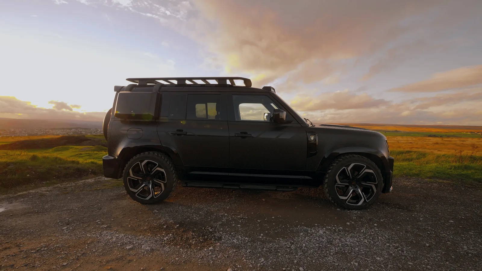Land Rover Defender: на закате