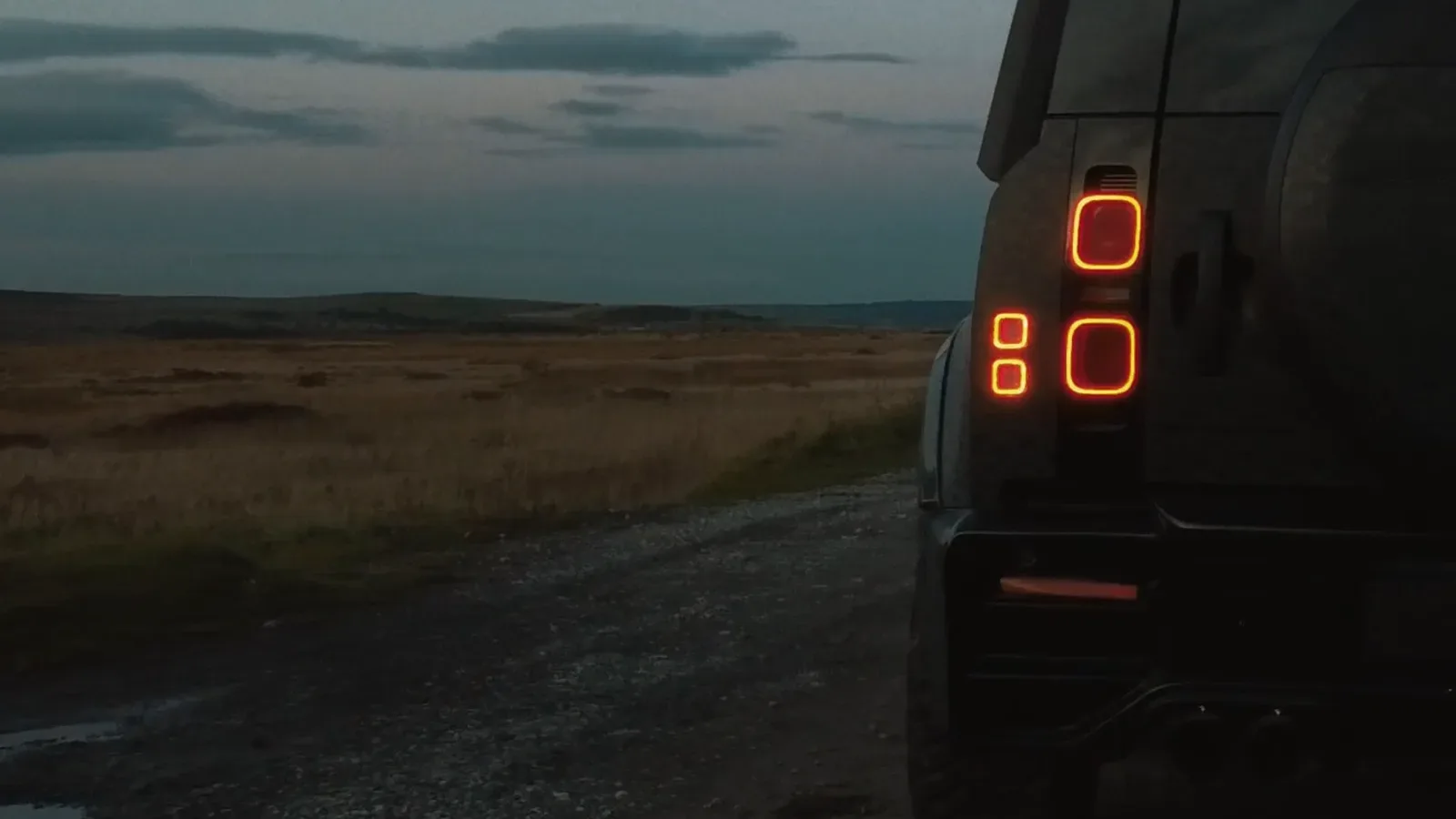 Land Rover Defender: фонари в сумерках