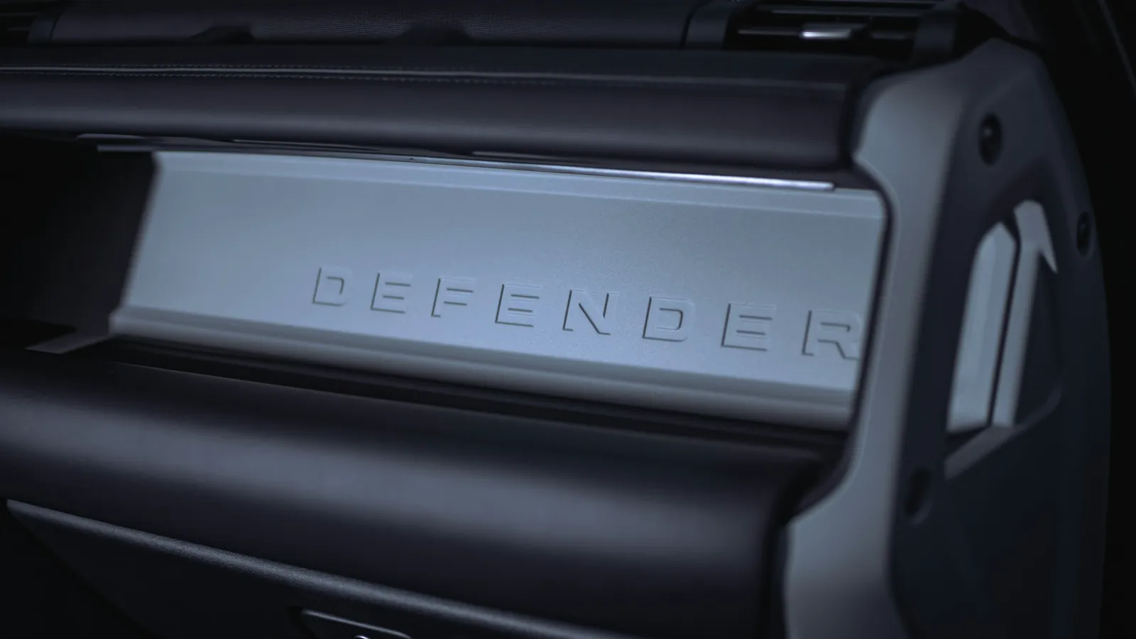 Land Rover Defender: панель с надписью DEFENDER