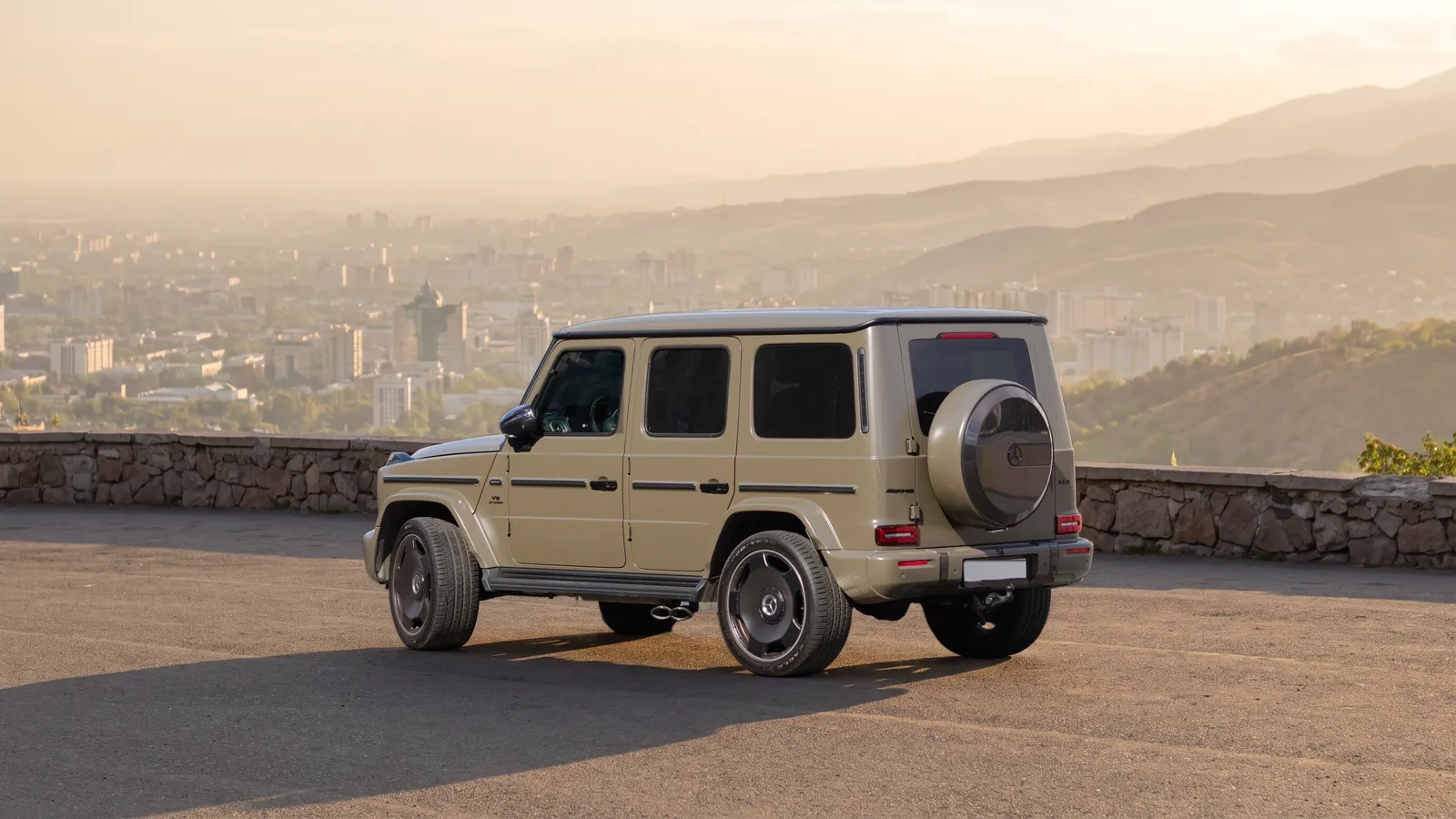 G 63 на смотровой площадке над Алматы
