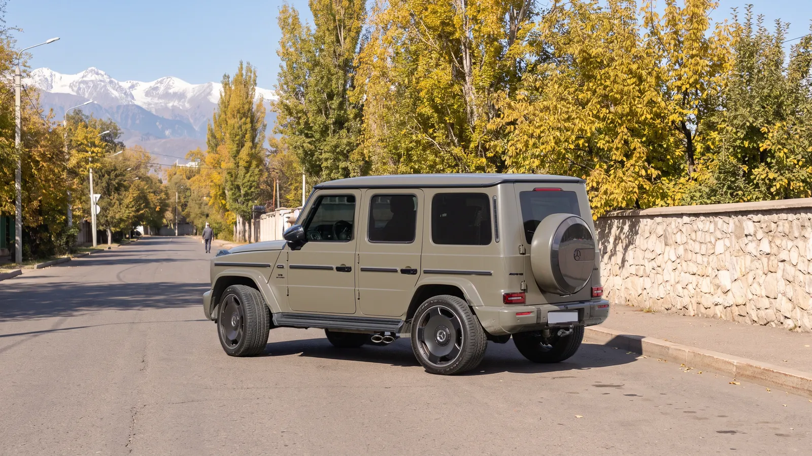 Mercedes-⁠AMG G 63 на тихой улице Алматы