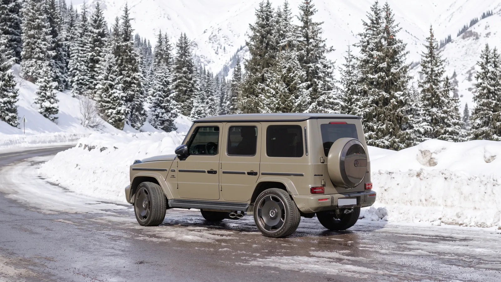 G 63 на зимней горной дороге