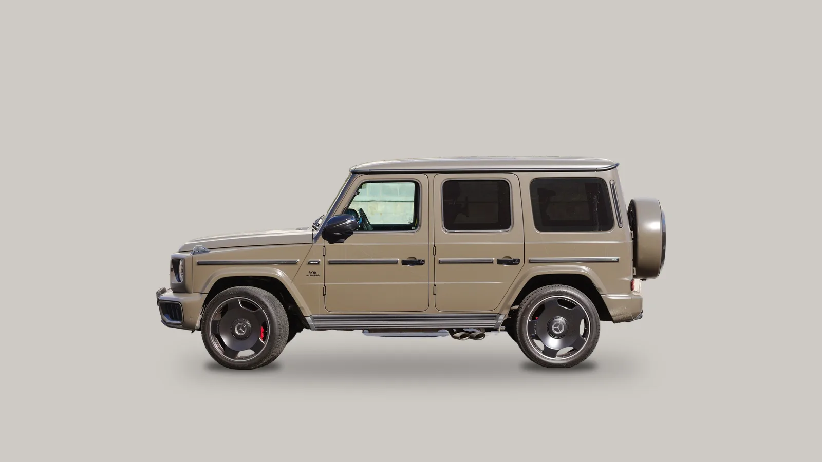 Mercedes-⁠AMG G 63 сбоку на светло-сером фоне