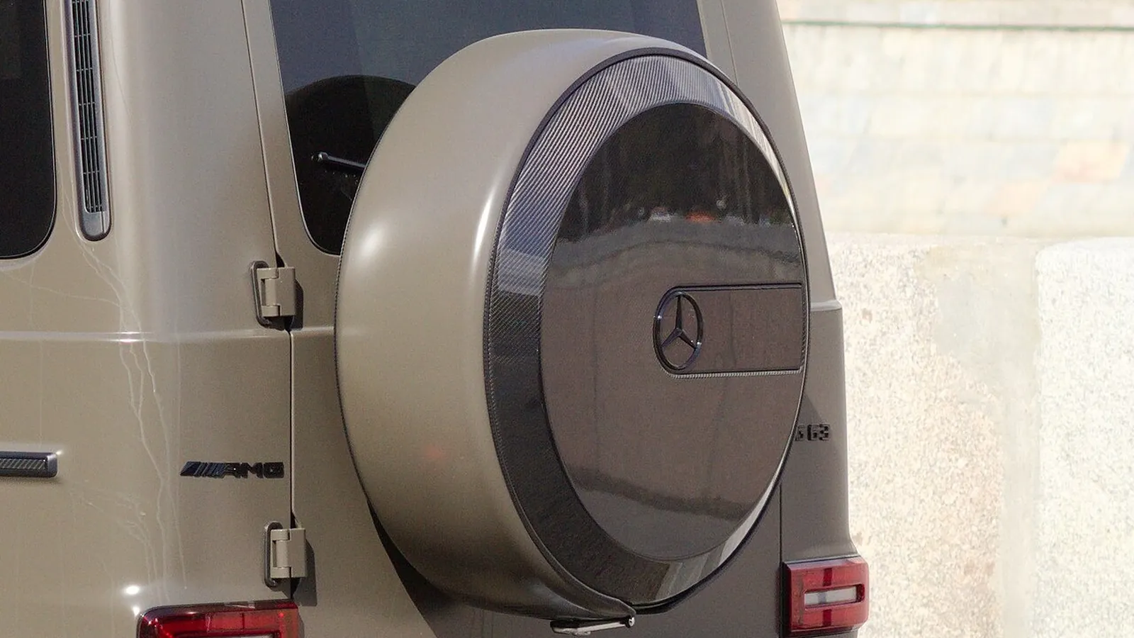 Запасное колесо на задней двери G 63