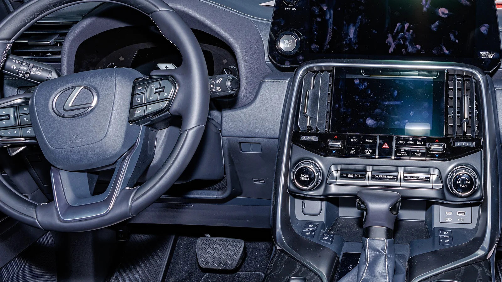 Lexus LX 600: руль и центральная консоль
