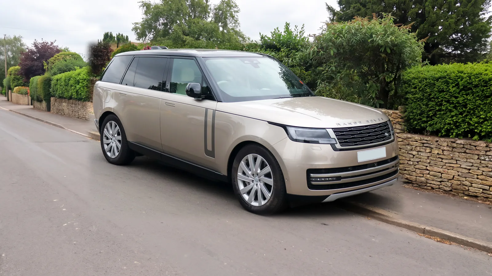 Range Rover: у каменной стены