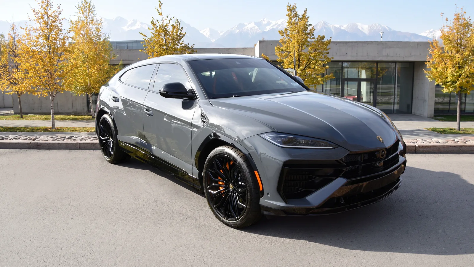 Lamborghini Urus SE: в городе у гор