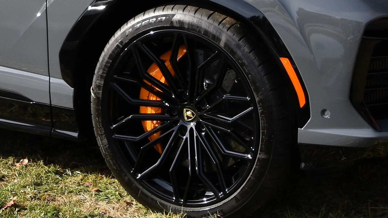 Lamborghini Urus SE: колесо и оранжевый суппорт