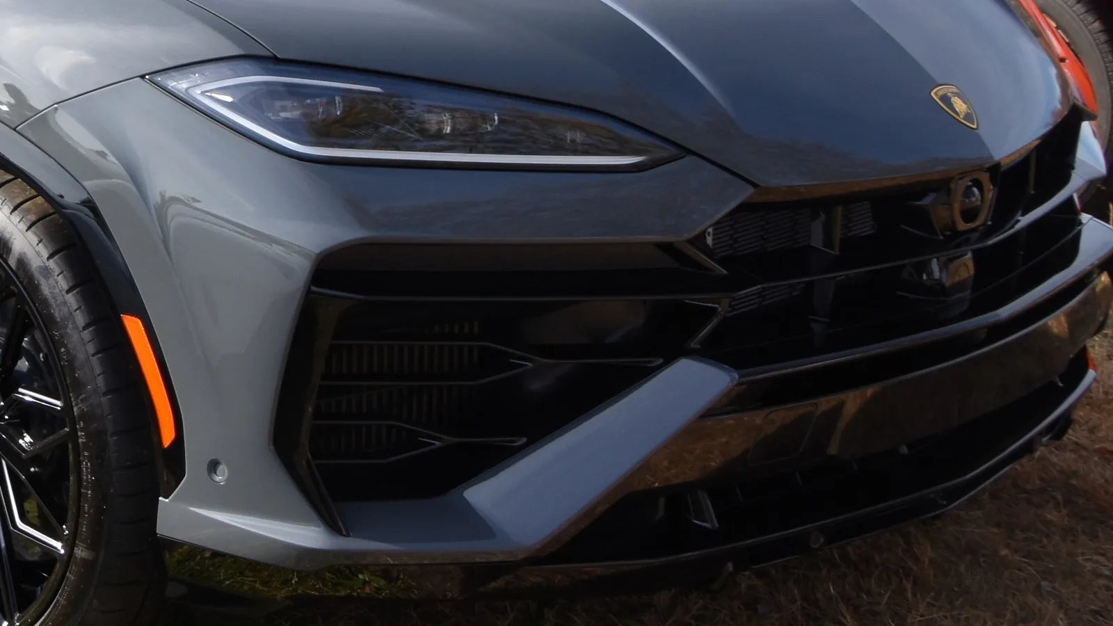 Lamborghini Urus SE: фара и воздухозаборник