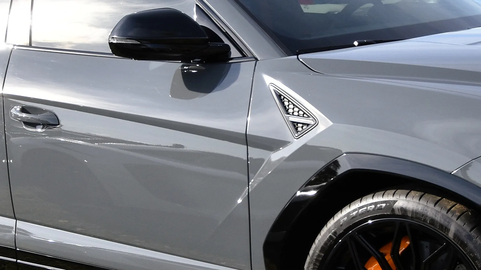 Lamborghini Urus SE: дверь и вставка на крыле
