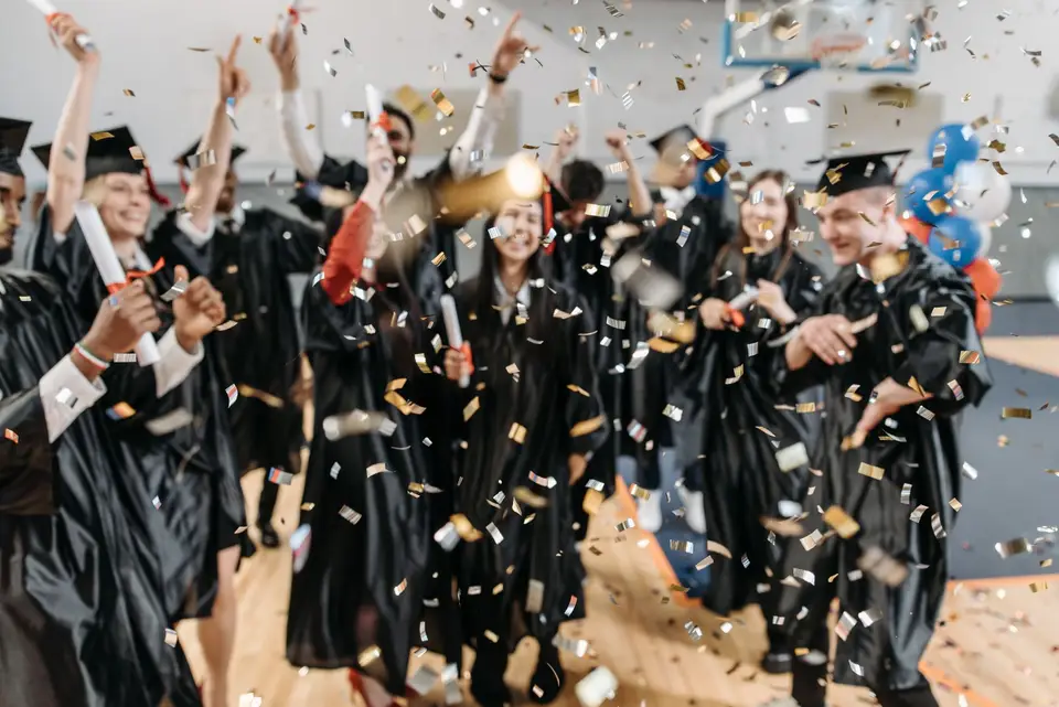 Выпускники под конфетти