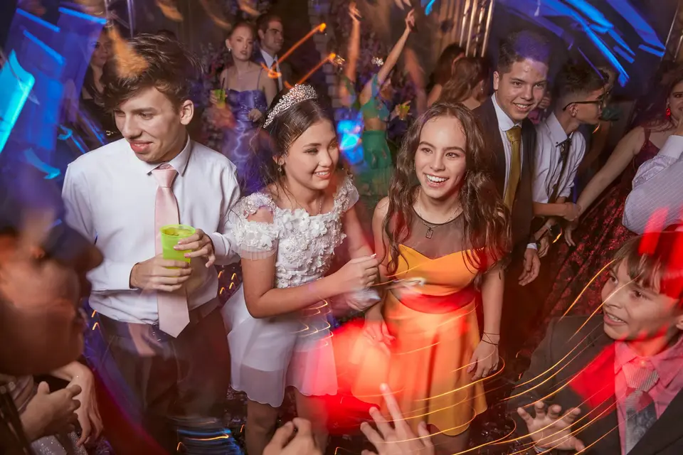 Выпускники танцуют