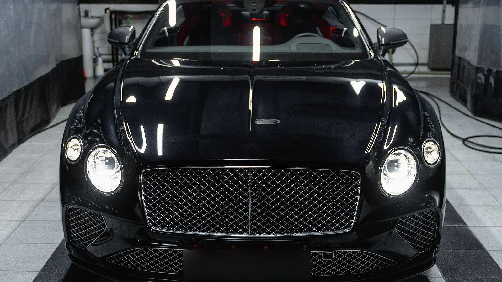 Чёрный Bentley Continental GT в боксе: в пене под струёй и после — чистый, с глянцем