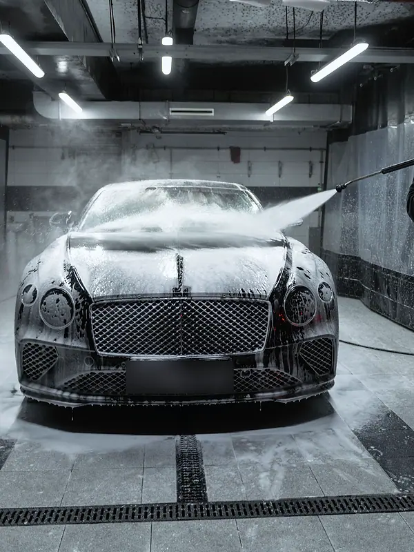 Bentley в активной пене в моечном боксе