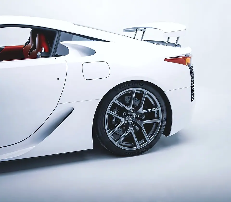 Борт и заднее колесо белого Lexus LFA, блики софтбоксов на лаке
