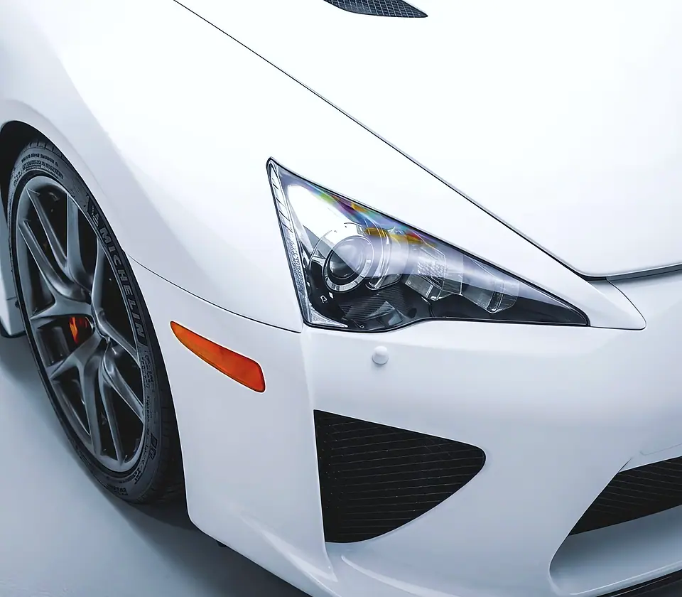 Передняя фара и крыло белого Lexus LFA крупным планом