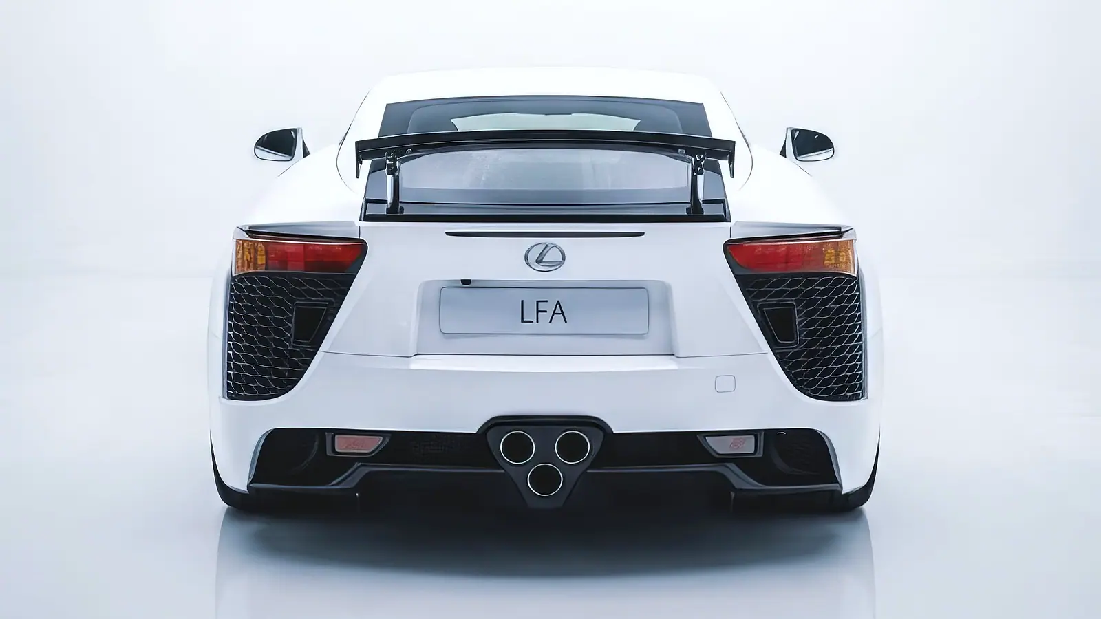 Белый Lexus LFA сзади в светлой студии