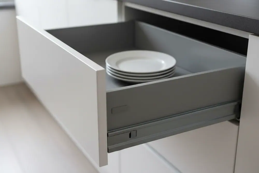 Фурнитура: Blum: петли с доводчиком, ящики Tandembox