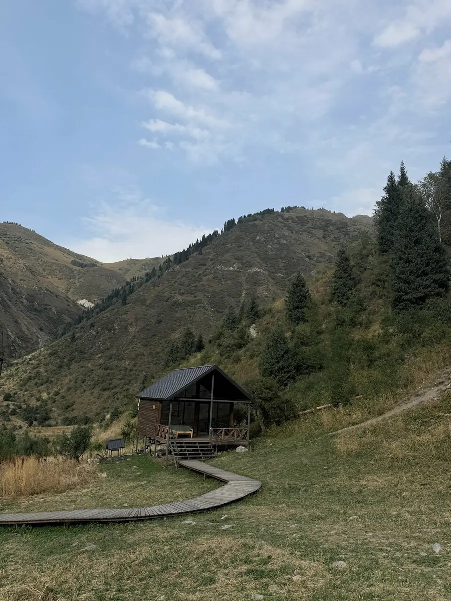 Lodge на склоне, к нему ведёт настил
