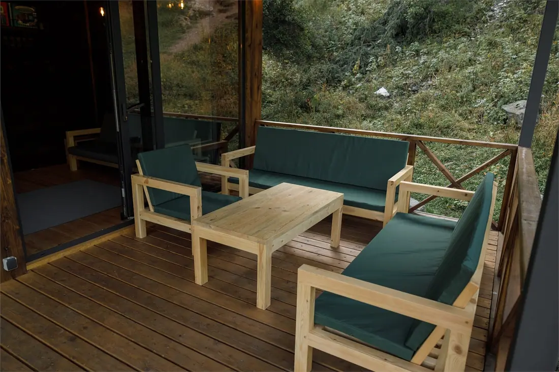 Гостиная lodge с диваном и столом