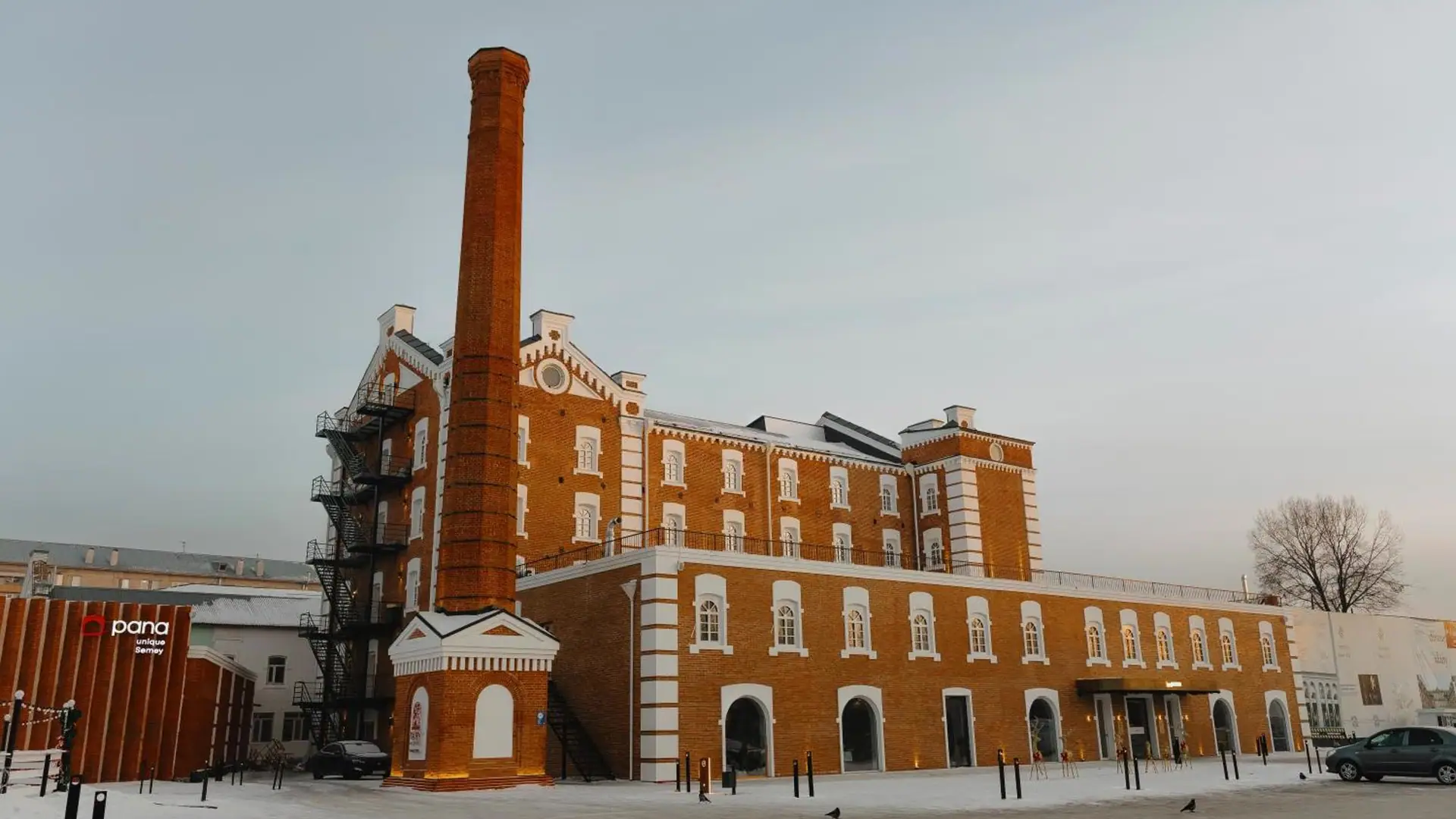 Мельница Мусиных зимой на закате, кирпичная труба