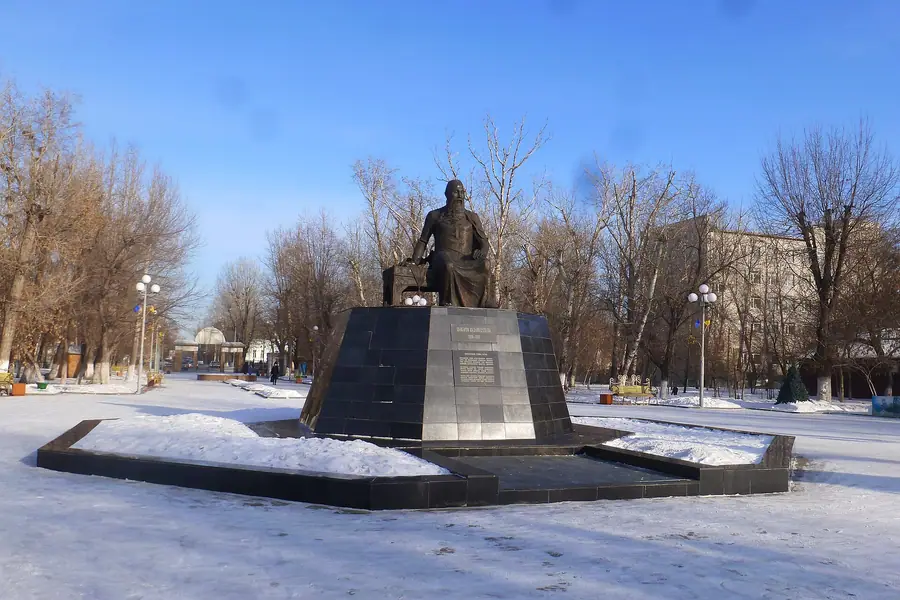 Памятник Шакариму в центральном парке зимой