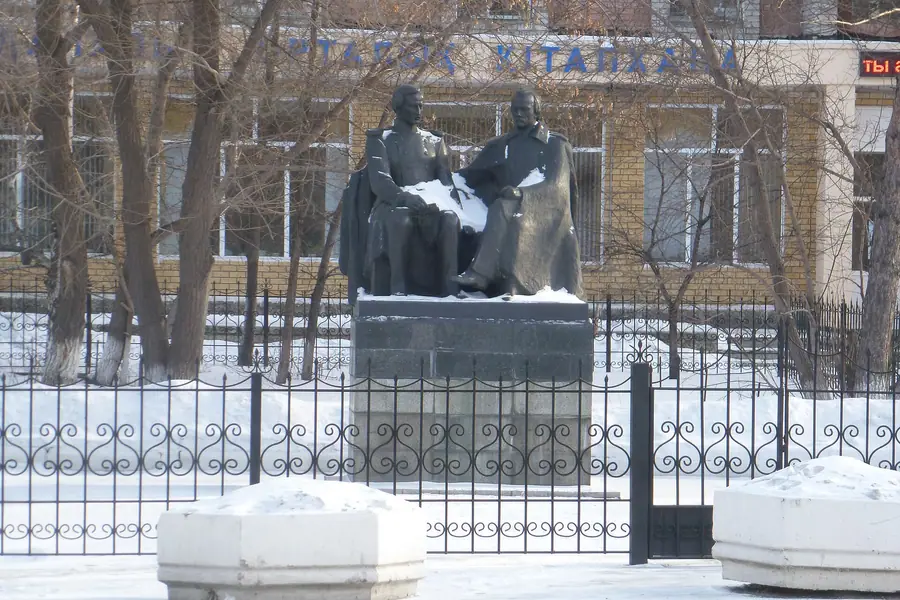 Памятник Достоевскому и Валиханову в снегу